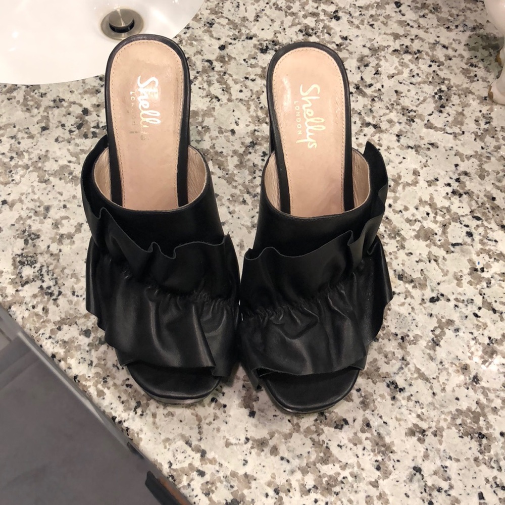 Shelly’s London black leather heel